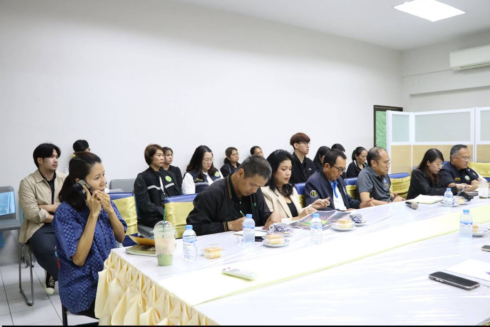 title - สำนักแผนงานและโครงการพิเศษ กระทรวงเกษตรและสหกรณ์ ร่วมกับผู้แทนหน่วยงานภายในสังกัดกระทรวงเกษตรและสหกรณ์, ผู้อำนวยการศูนย์ส่งเสริมและพัฒนาอาชีพเสริมนอกภาคการเกษตร เข้าร่วมประชุมหารือและลงพื้นที่แปลงนาภายในศูนย์ส่งเสริมและพัฒนาอาชีพเสริมนอกภาคการเกษตร เพื่อเตรียมความพร้อมในการจัดกิจกรรมจิตอาสา กระทรวงเกษตรและสหกรณ์ 